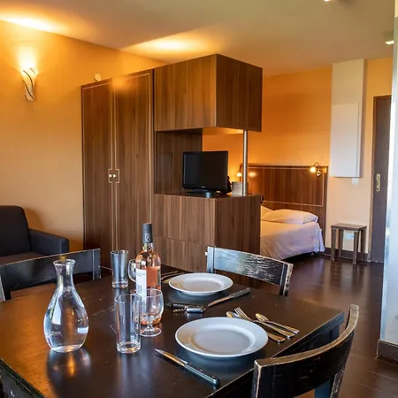 Confortable A Avec Terrasse Et Acces Piscine, Ideal Pour 4 Personnes - Fr-1-165b-56 *